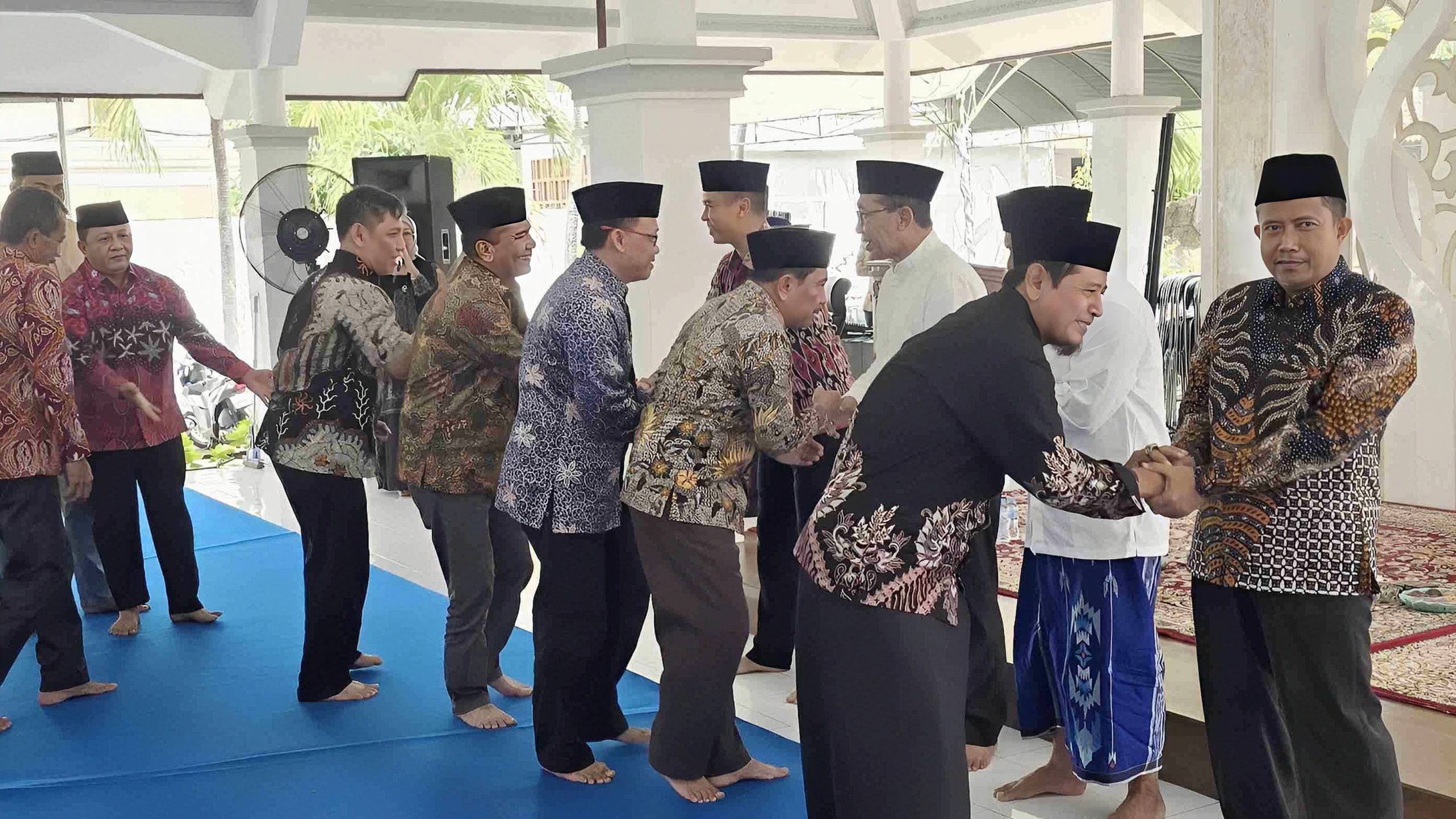 Suasana saling bersalaman dalam rangka Halal Bihalal Pemerintah Kabupaten Pamekasan di Pendopo Budaya Wakil Bupati, Sabtu (28/03/2026).