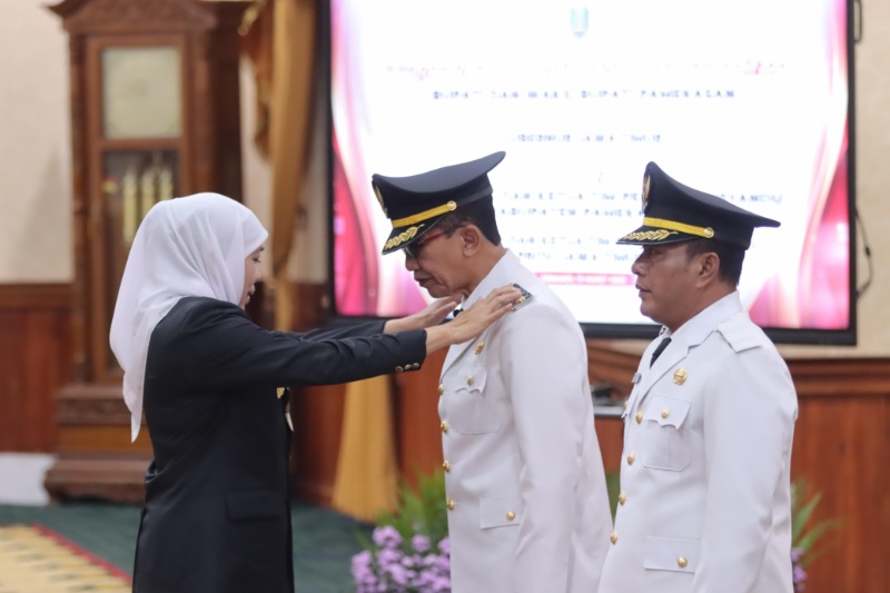 Kholilurrahman dan Sukriyanto dilantik Khofifah Indar Parawansa sebagai Bupati dan Wakil Bupati Pamekasan 2025–2030 di Grahadi.