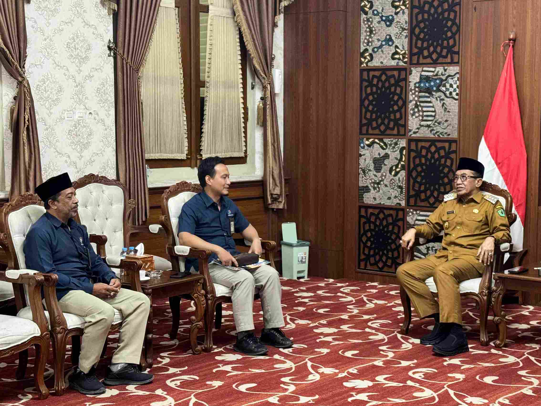 Pertemuan Kepala BPS Pamekasan dan staf dengan Bupati Pamekasan di pendopo, membahas rencana sensus ekonomi tahun 2026.