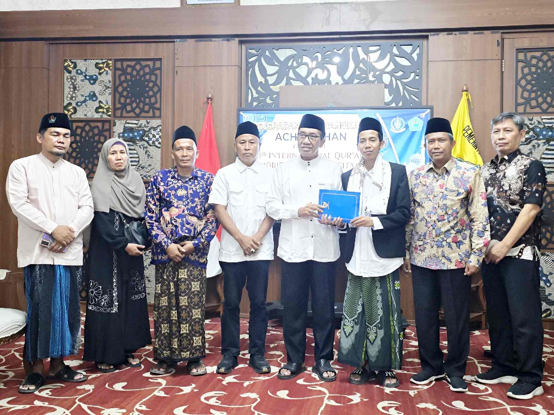 Bupati Pamekasan H. Kholilurrahman melepas Ach. Farhan sebagai delegasi Indonesia untuk lomba hafalan dan tilawah Al-Qur’an internasional di Turkiye 2026.