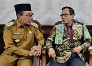Bupati Pamekasan KH Kholilurrahman berdialog dengan Prof. Dr. Mahfud MD di Mandhapa Agung Ronggosukowati Pamekasan.