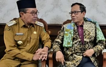 Bupati Pamekasan KH Kholilurrahman berdialog dengan Prof. Dr. Mahfud MD di Mandhapa Agung Ronggosukowati Pamekasan.