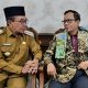 Bupati Pamekasan KH Kholilurrahman berdialog dengan Prof. Dr. Mahfud MD di Mandhapa Agung Ronggosukowati Pamekasan.