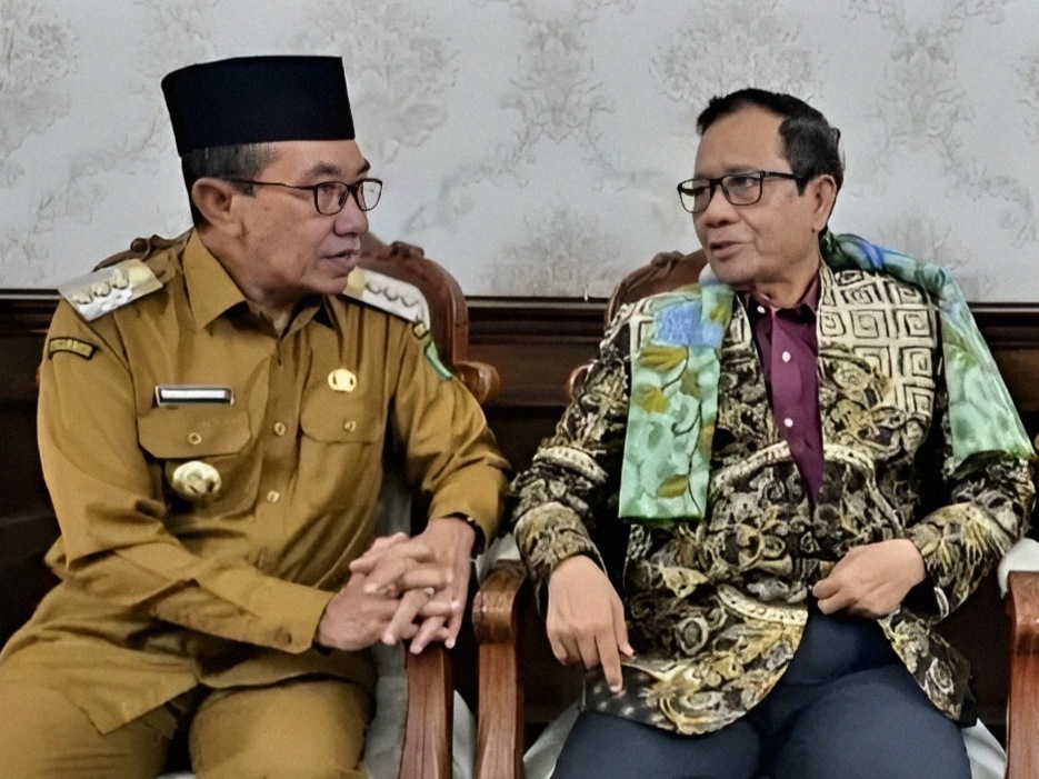 Bupati Pamekasan KH Kholilurrahman berdialog dengan Prof. Dr. Mahfud MD di Mandhapa Agung Ronggosukowati Pamekasan.