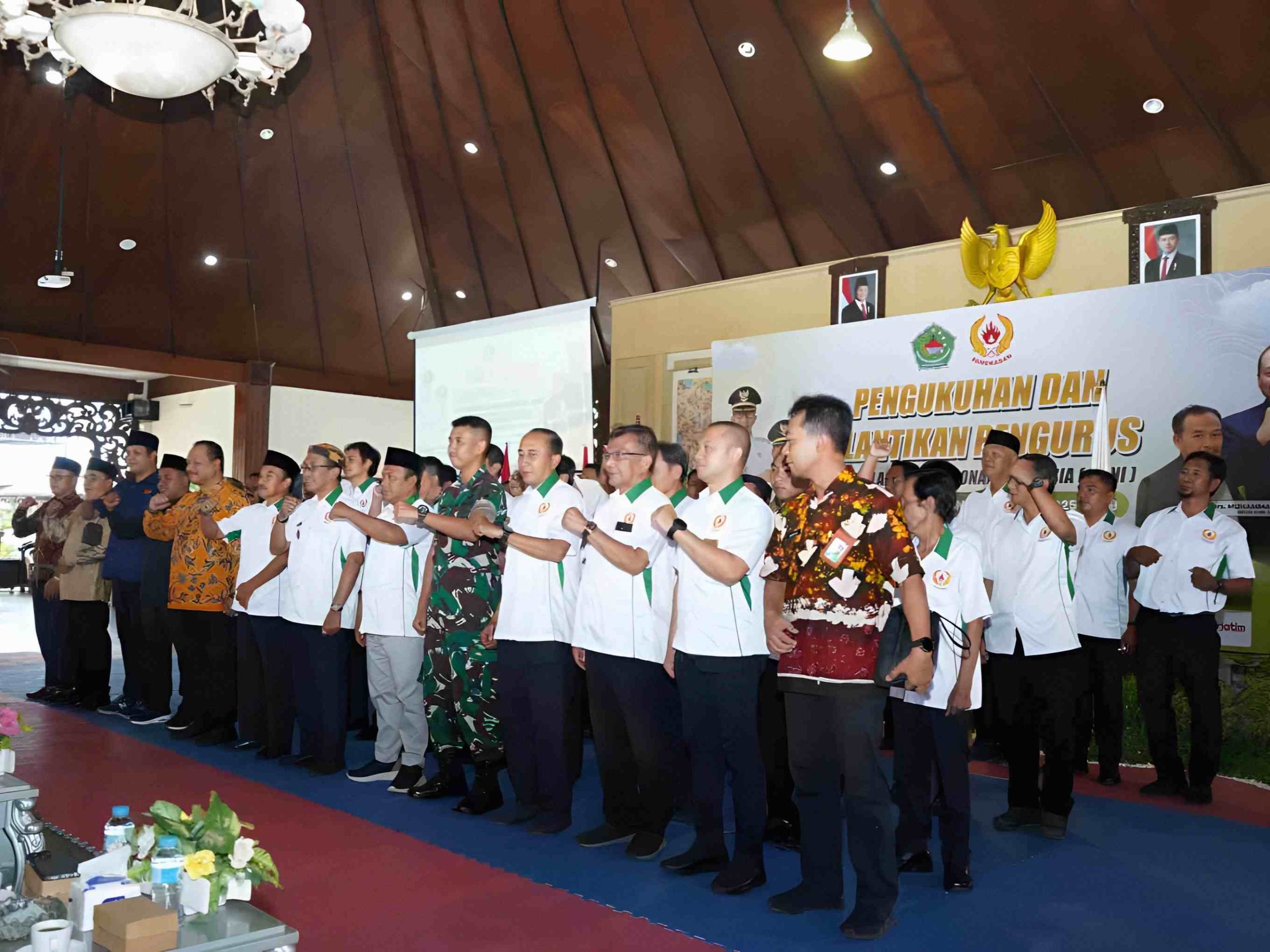 Pengukuhan dan pelantikan pengurus KONI Kabupaten Pamekasan periode 2025–2029 di Mandhapa Agung Ronggosukowati bersama Bupati Pamekasan KH Kholilurrahman.