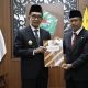 Bupati Pamekasan KH Kholilurrahman bersama Taufikurrachman usai pelantikan Sekretaris Daerah definitif di Pendopo Agung Ronggosukowati.