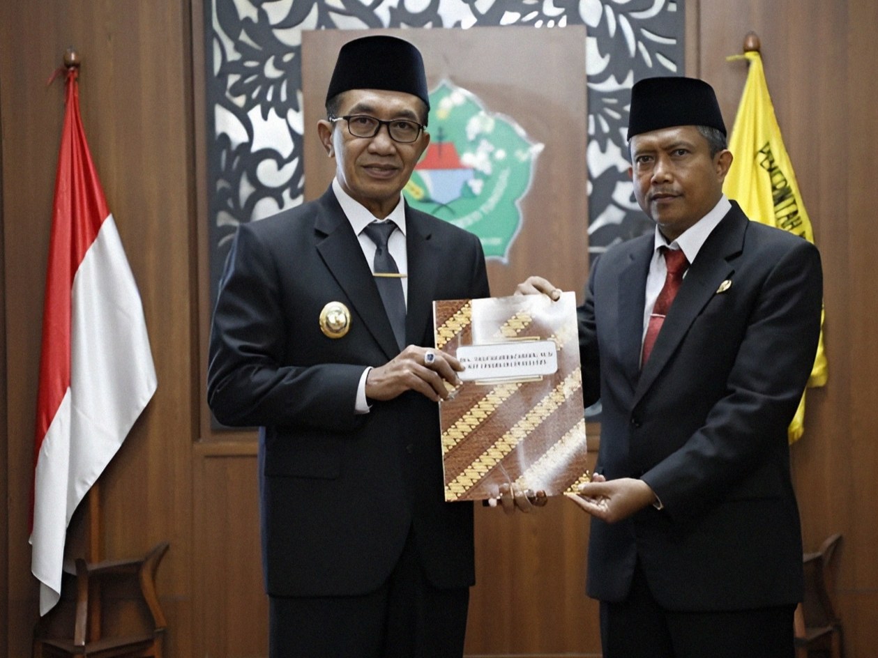Bupati Pamekasan KH Kholilurrahman bersama Taufikurrachman usai pelantikan Sekretaris Daerah definitif di Pendopo Agung Ronggosukowati.