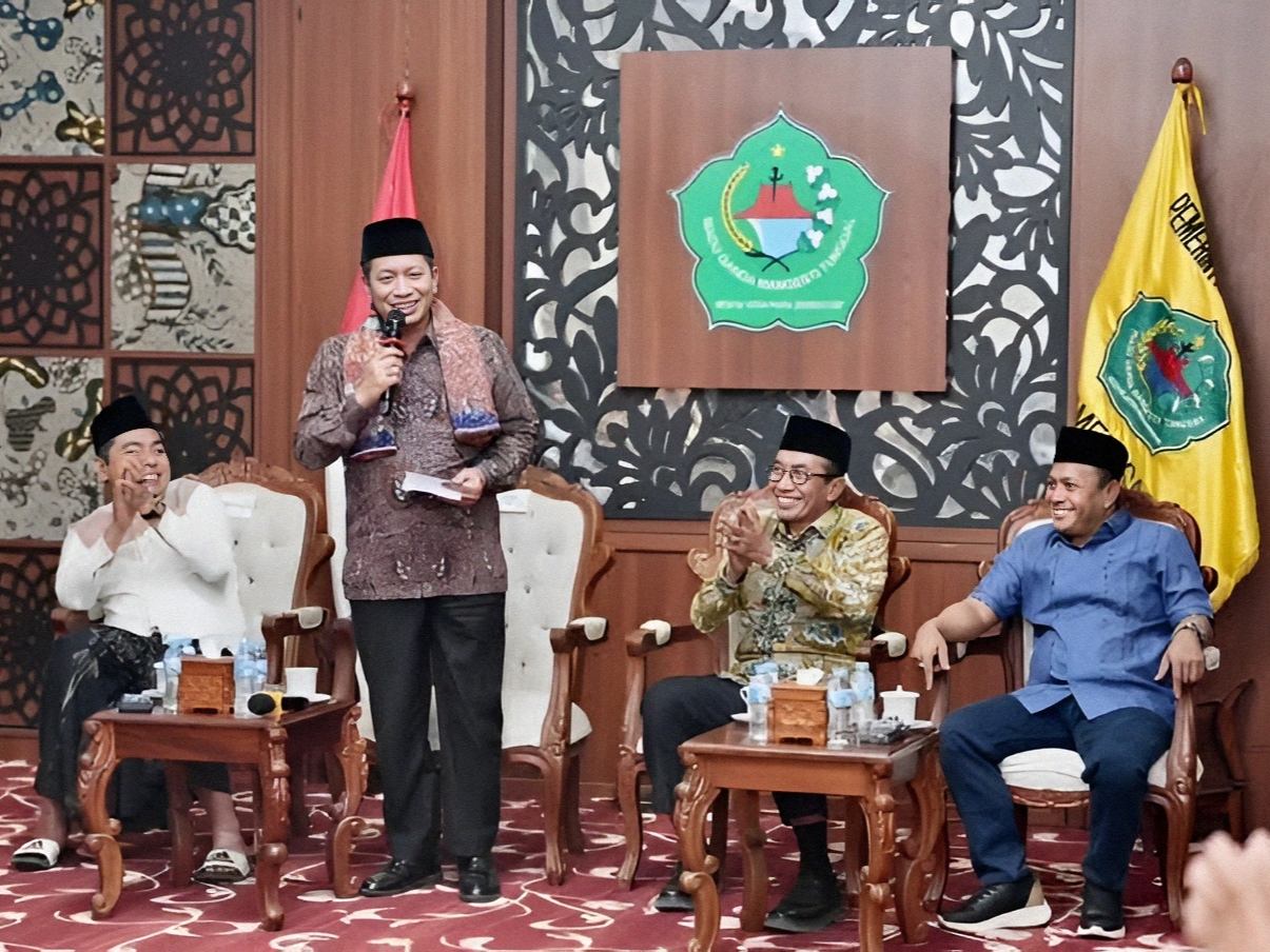 Menteri Koperasi RI Ferry Juliantono berbicara di Pendopo Agung Ronggosukowati Pamekasan bersama Bupati KH Kholilurrahman dalam pembahasan program KDKMP.