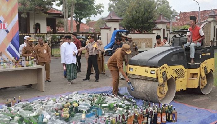 Bupati Kholilurrahman Tegas Berantas Miras, Ribuan Botol Dimusnahkan Jelang Ramadhan di Pamekasan