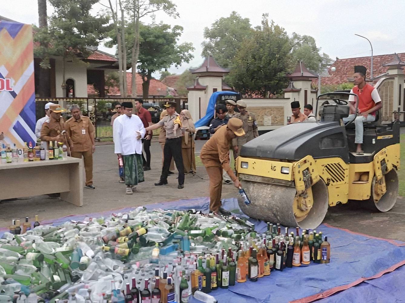 Bupati Pamekasan KH Kholilurrahman menghadiri pemusnahan ribuan botol minuman keras bersama Kapolres dan tokoh ormas.
