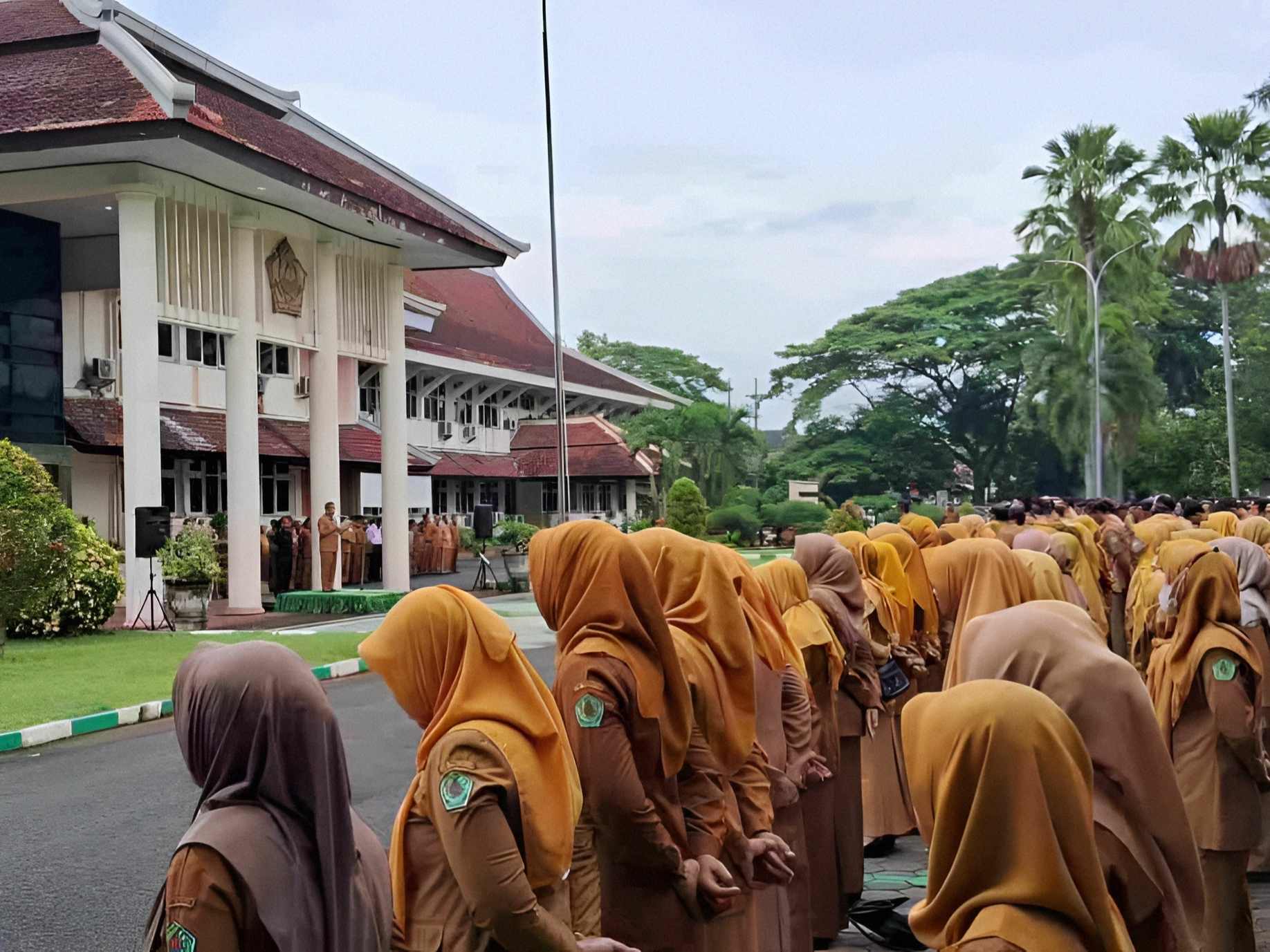 Pj Sekda Pamekasan Taufikurrachman memimpin apel awal tahun 2026 bersama ASN di halaman Kantor Bupati Pamekasan.