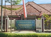 Tampak depan Kantor Satpol PP dan Pemadam Kebakaran Kabupaten Pamekasan dengan papan nama instansi dan bendera Merah Putih di halaman.