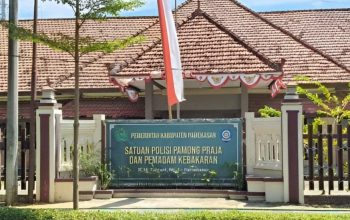 Tampak depan Kantor Satpol PP dan Pemadam Kebakaran Kabupaten Pamekasan dengan papan nama instansi dan bendera Merah Putih di halaman.