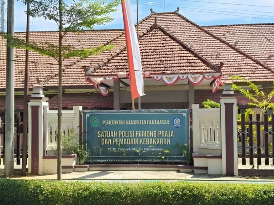Tampak depan Kantor Satpol PP dan Pemadam Kebakaran Kabupaten Pamekasan dengan papan nama instansi dan bendera Merah Putih di halaman.
