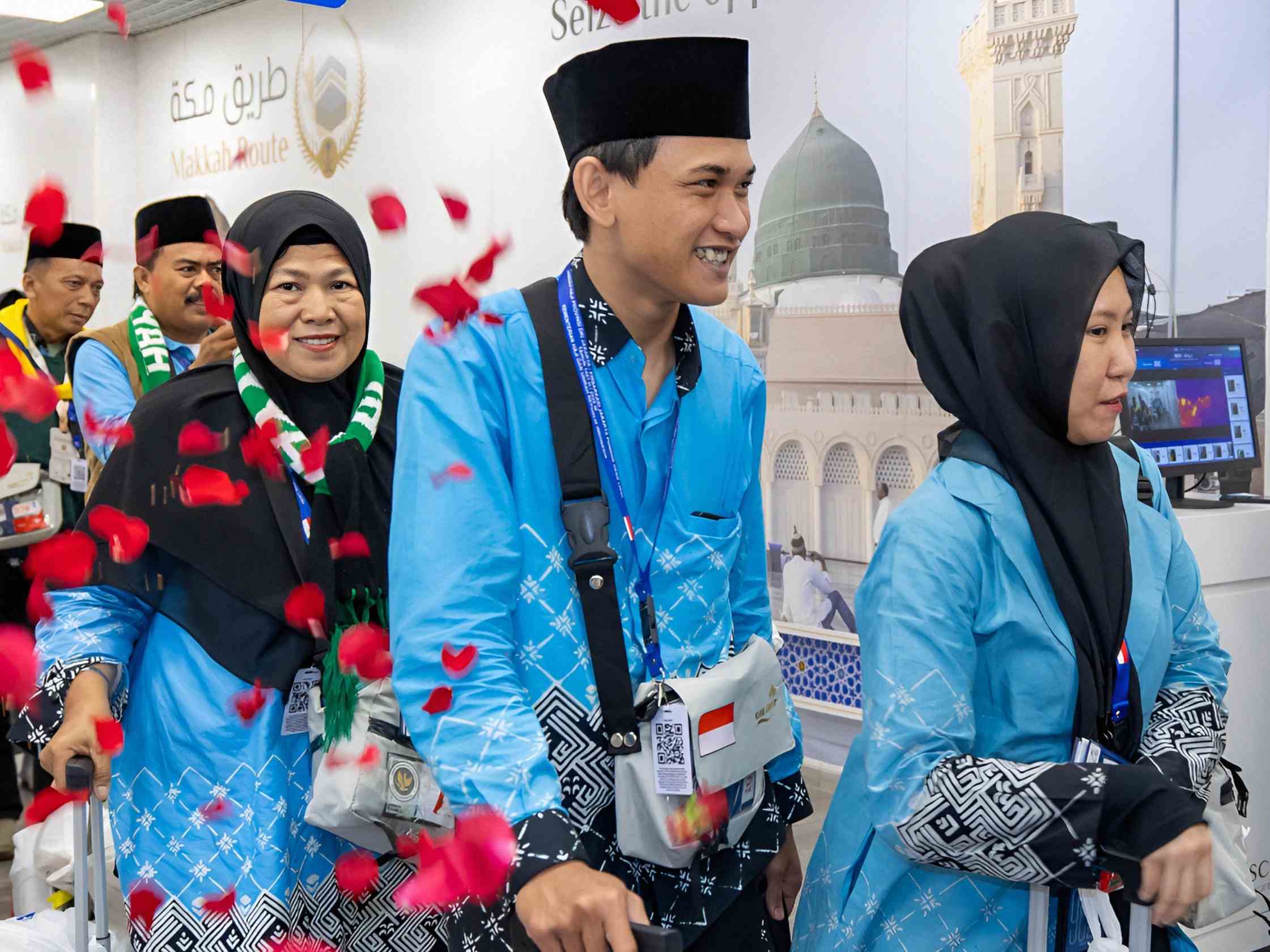 Sejumlah jemaah haji Indonesia mengenakan seragam biru dan peci hitam tiba di Madinah dengan wajah bahagia saat operasional haji 2026 berlangsung.