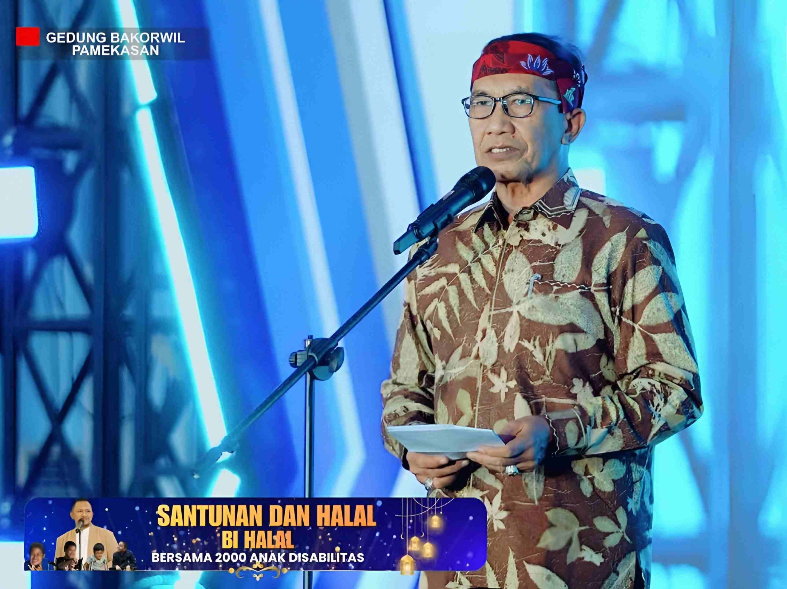 Bupati Pamekasan H Kholilurrahman berdiri di podium sambil memberikan sambutan pada acara santunan dan halal bihalal bersama 2.000 anak disabilitas di Gedung Bakorwil Pamekasan.