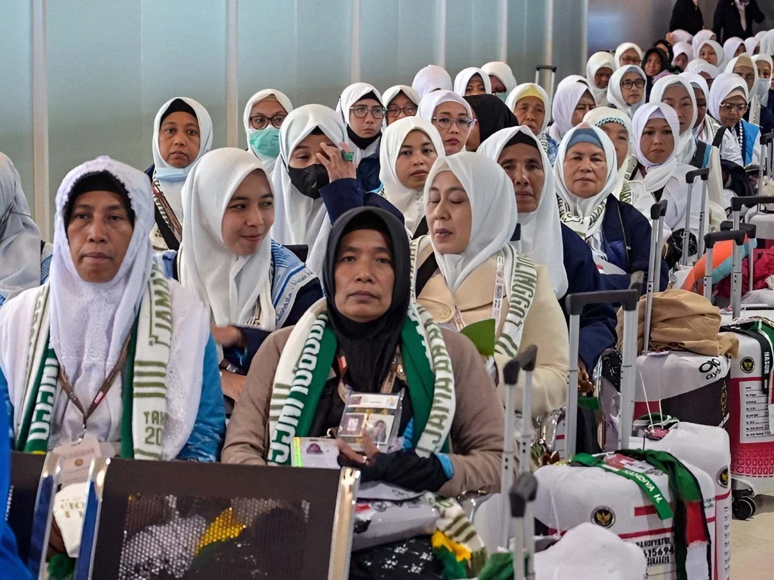 Jemaah haji Indonesia berada di ruang tunggu embarkasi sambil membawa koper, dokumen, dan perlengkapan sebelum berangkat ke Arab Saudi.