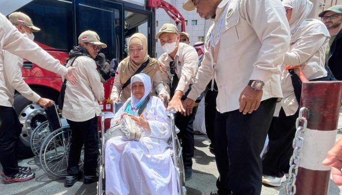 360 Jemaah Kloter Perdana Tiba di Makkah, Tangis Haru Warnai Awal Kedatangan Haji Indonesia 2026
