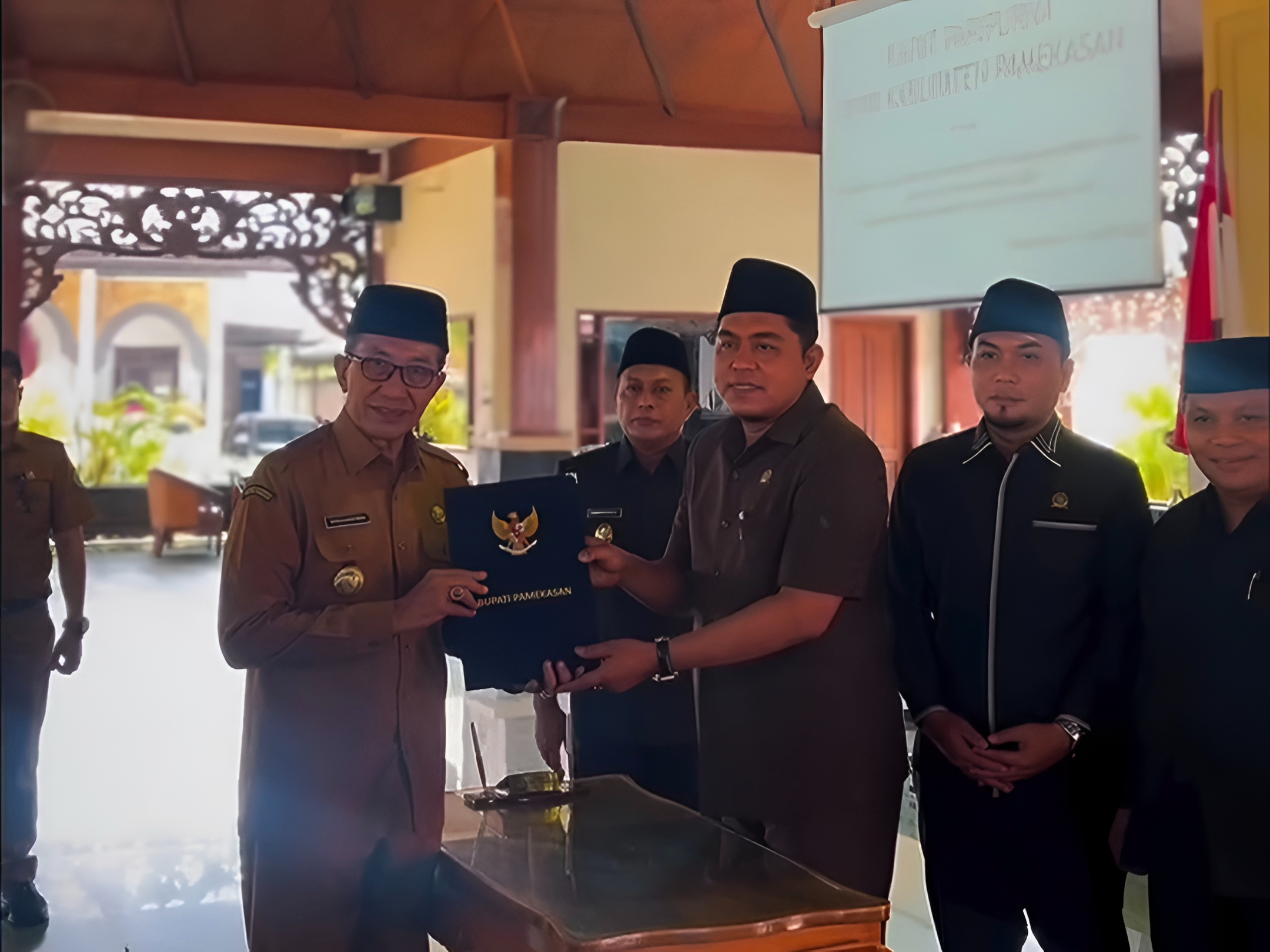 Bupati Pamekasan KH Kholilurrohman serah terima Laporan Keterangan Pertanggungjawaban (LKPJ) Tahun Anggaran 2025.