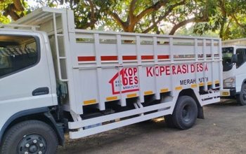 Truk operasional Koperasi Desa Merah Putih terparkir di bawah pepohonan di Pamekasan.