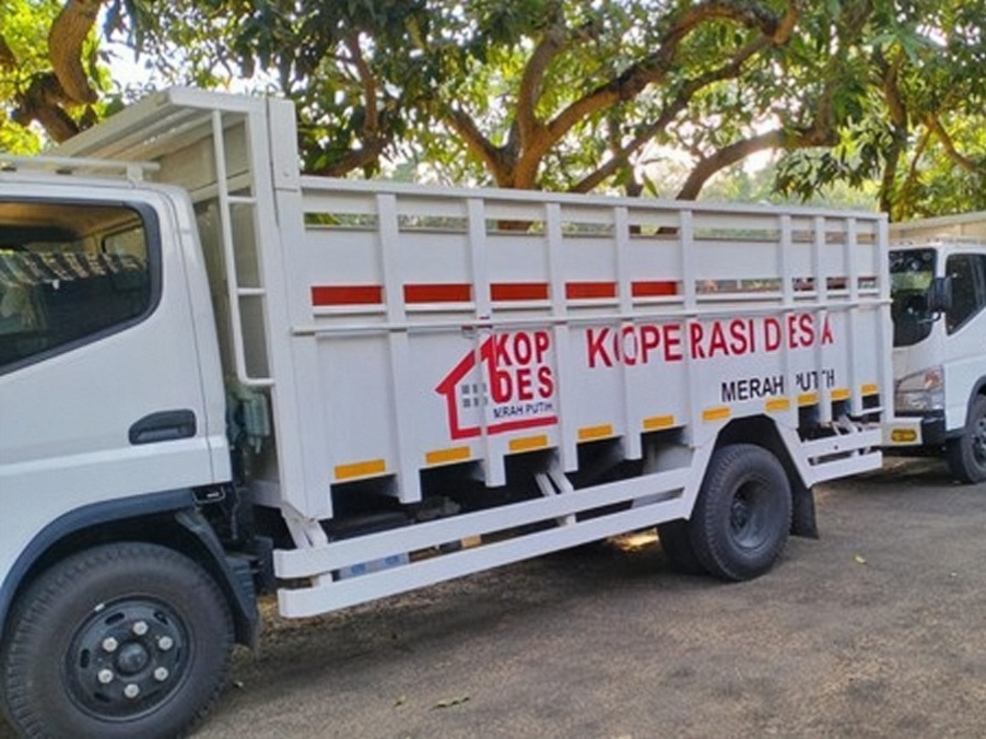 Truk operasional Koperasi Desa Merah Putih terparkir di bawah pepohonan di Pamekasan.