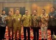 Bupati Pamekasan dan pejabat daerah berfoto bersama dengan perwakilan Kemendagri setelah audiensi program LSDP dan WEFSRID di dalam ruangan.