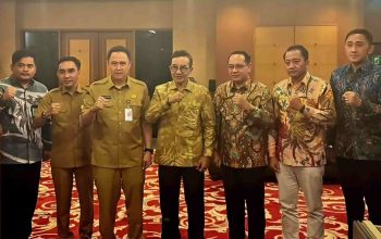 Bupati Pamekasan dan pejabat daerah berfoto bersama dengan perwakilan Kemendagri setelah audiensi program LSDP dan WEFSRID di dalam ruangan.