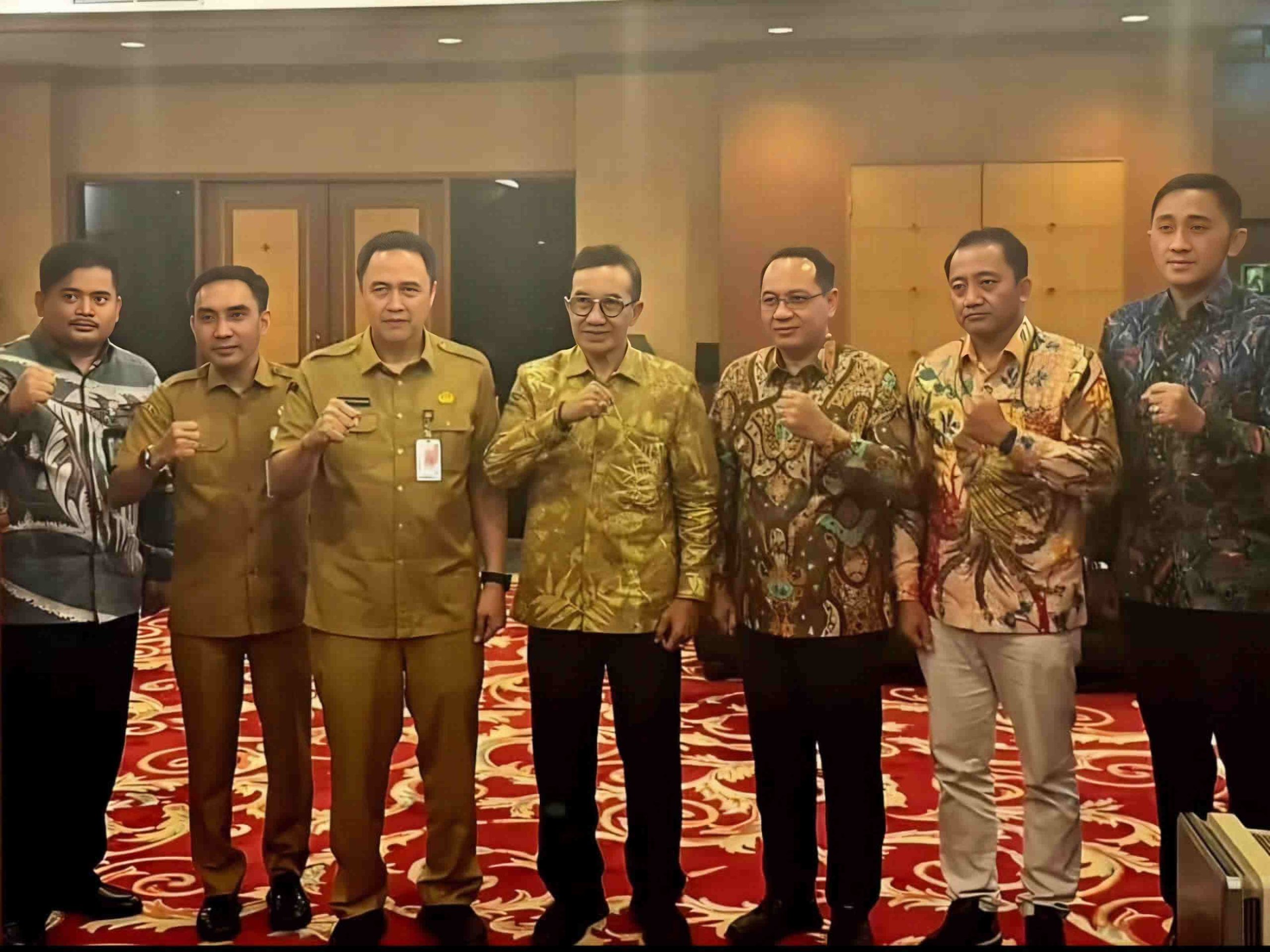 Bupati Pamekasan dan pejabat daerah berfoto bersama dengan perwakilan Kemendagri setelah audiensi program LSDP dan WEFSRID di dalam ruangan.