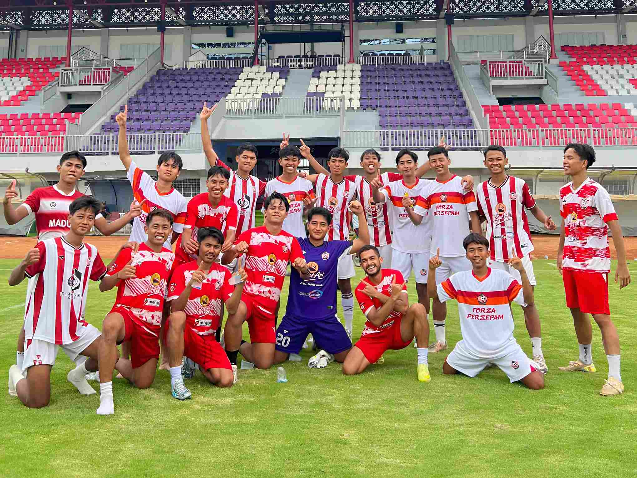 Para pemain Persepam Pamekasan berfoto bersama di lapangan stadion mengenakan seragam merah putih dan putih merah usai latihan.