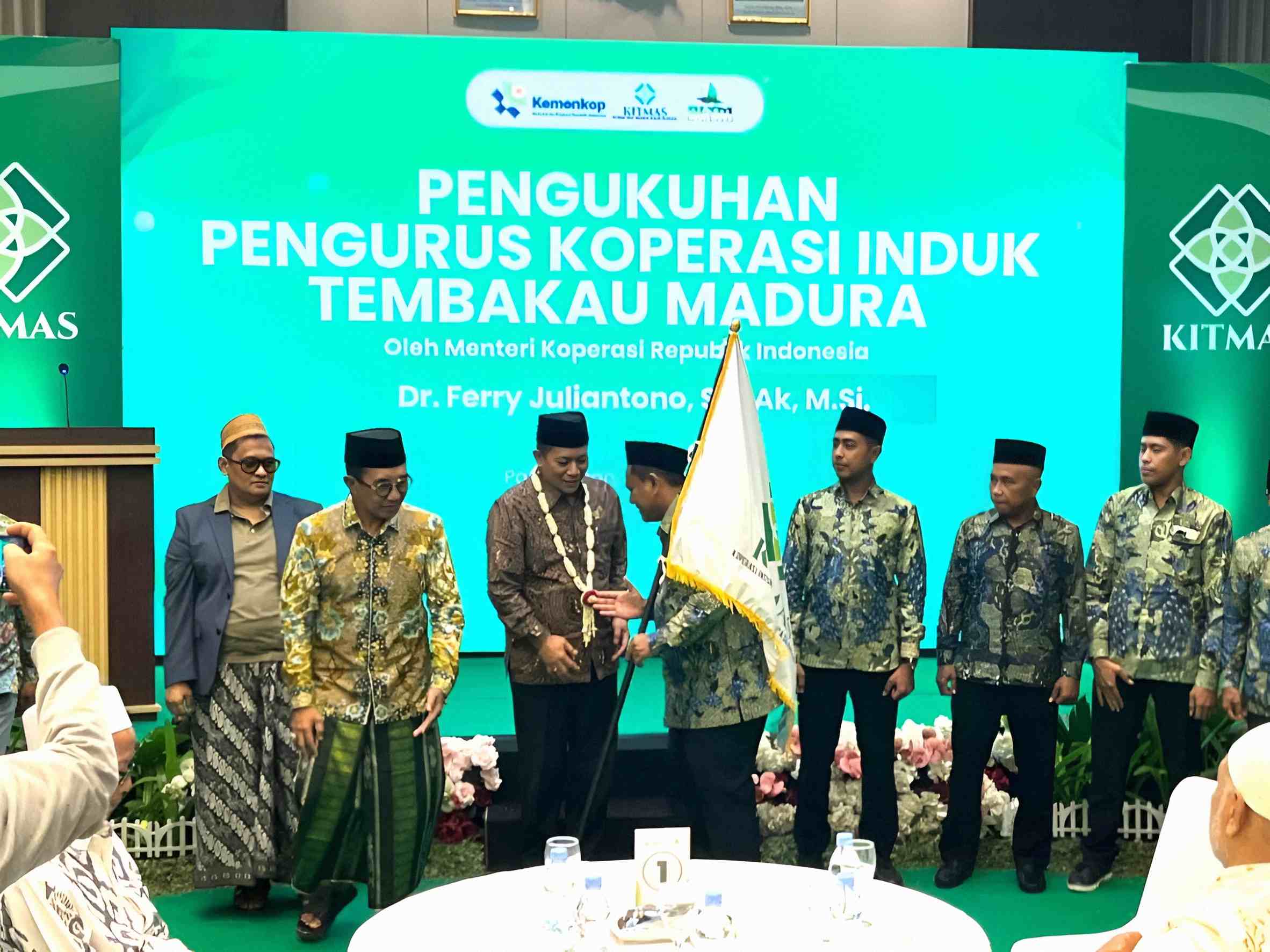 Menteri Koperasi Ferry Juliantono mengukuhkan pengurus KITMAS di Pamekasan bersama Bupati dan Wakil Bupati serta jajaran pengurus koperasi tembakau Madura.