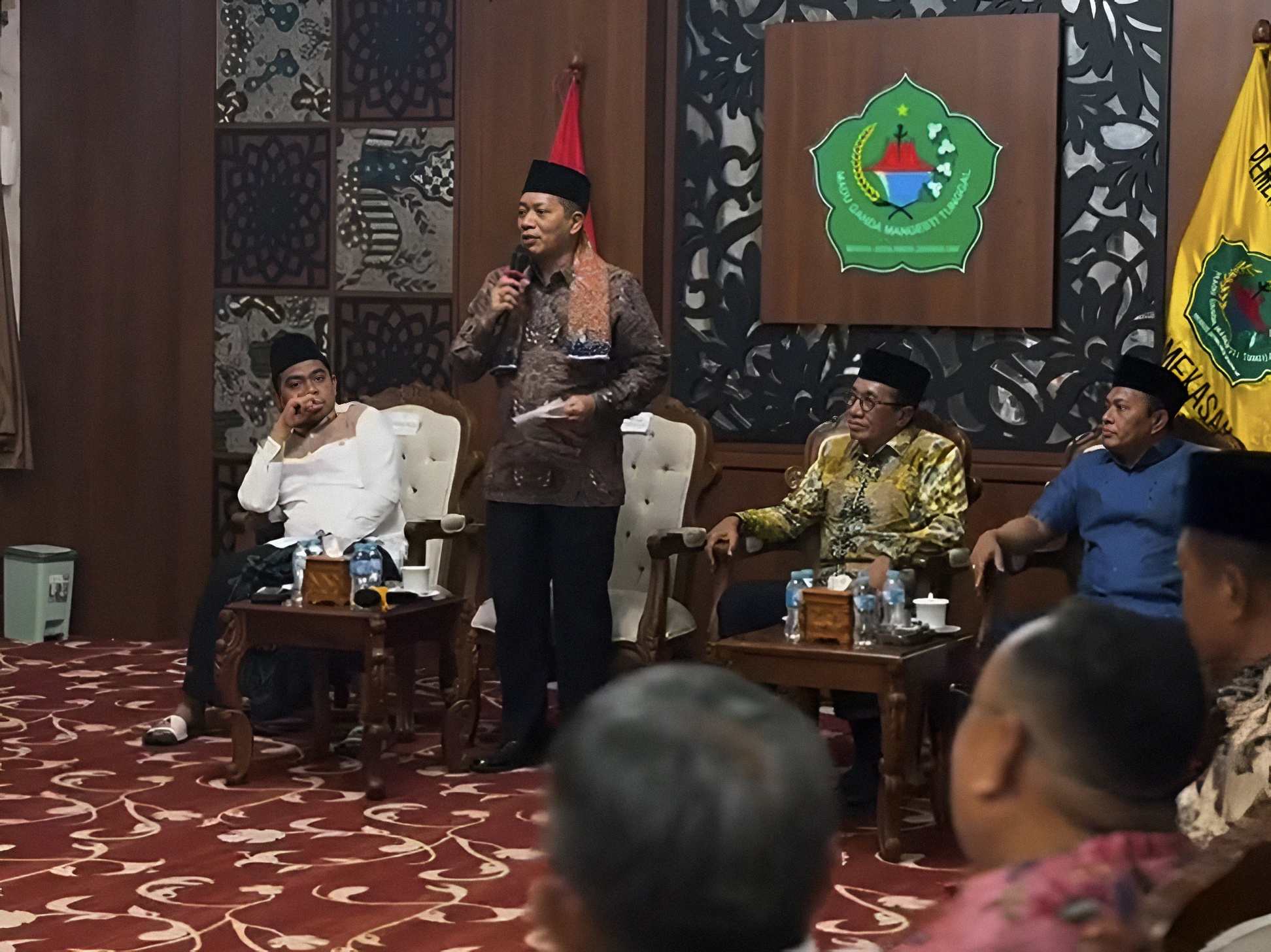 Menteri Koperasi Ferry Juliantono berbicara di Pendopo Ronggo Sukowati Pamekasan bersama Bupati dan pejabat daerah dalam pertemuan resmi.
