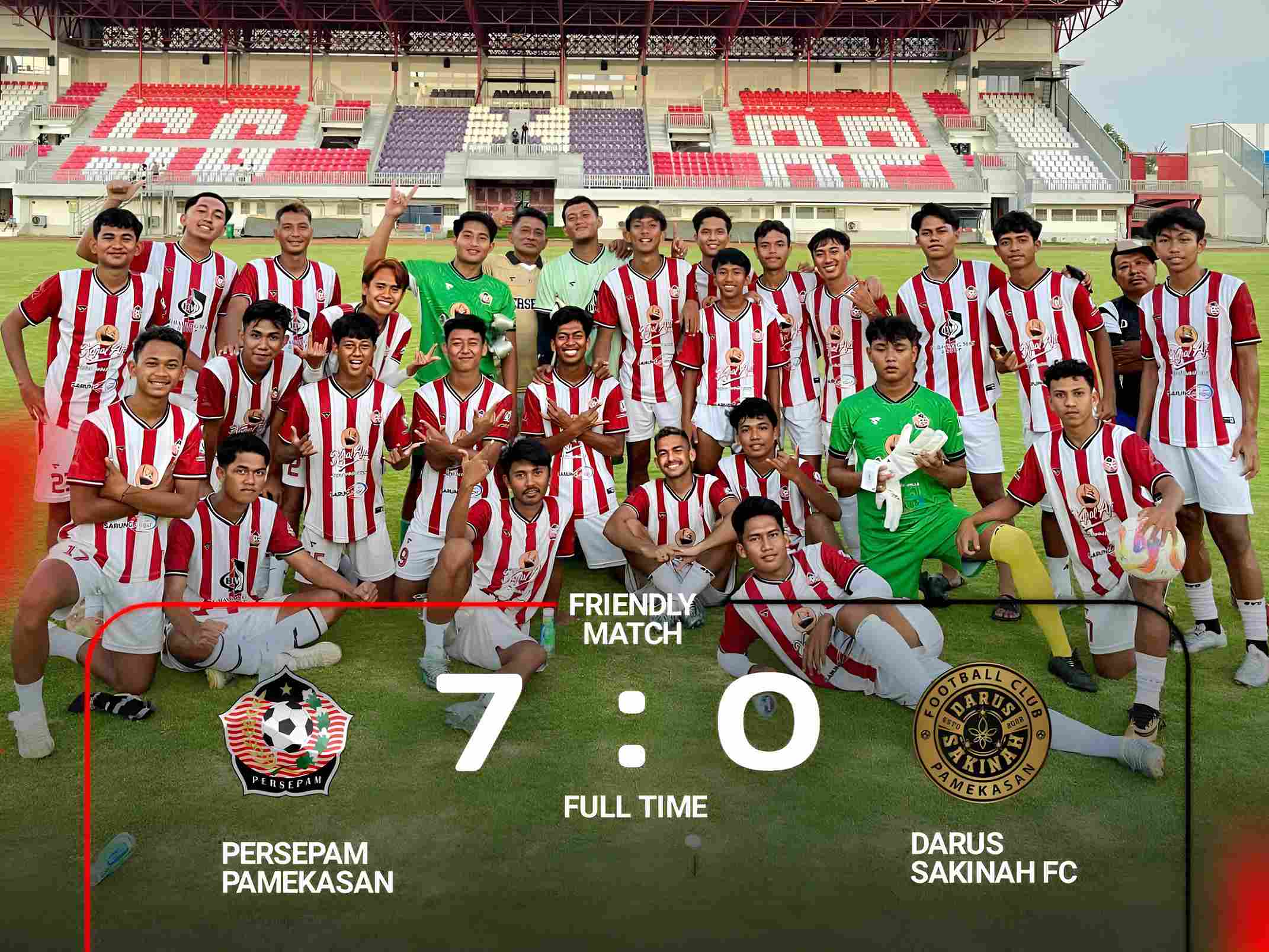 Pemain Persepam Pamekasan merayakan kemenangan 7-0 melawan Darus Sakinah FC di Stadion Ratu Pamelingan dalam laga friendly match.