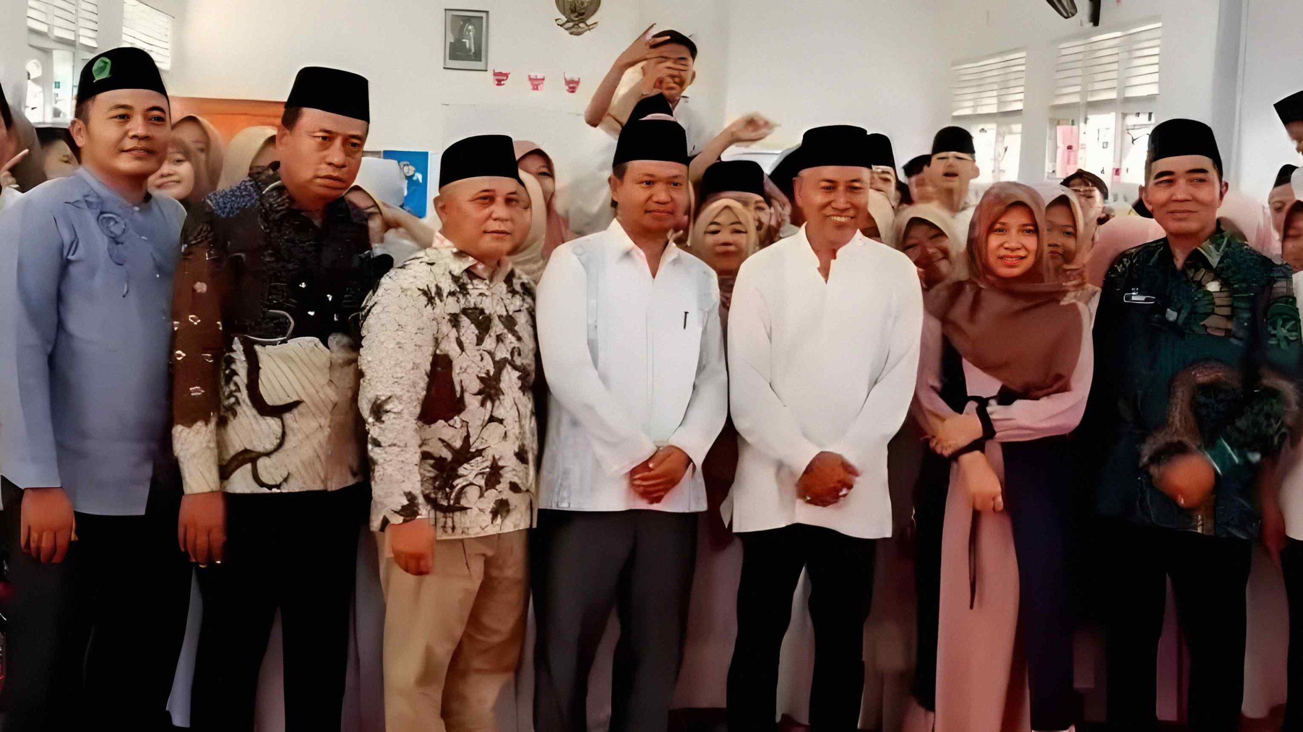 Pejabat Disdikbud, guru, dan siswa berfoto bersama di dalam kelas setelah kegiatan Uji Kompetensi Al-Qur’an berlangsung.