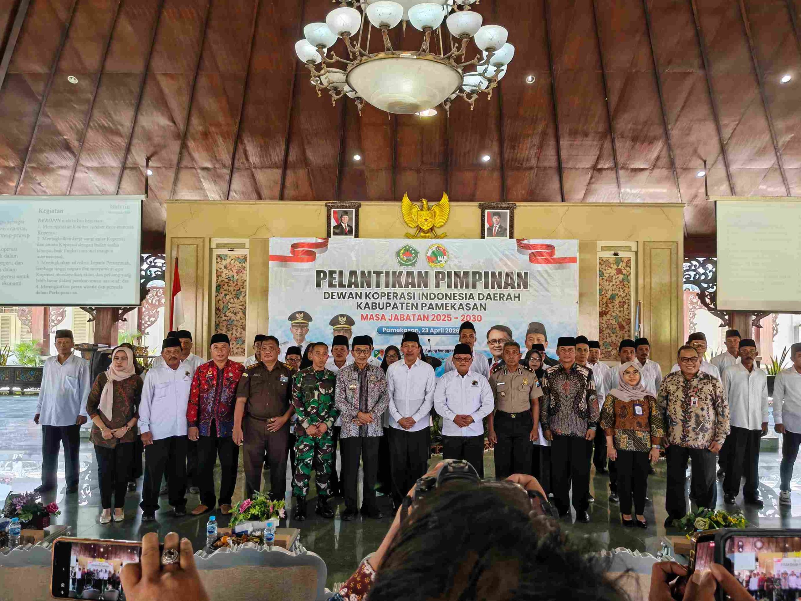 Suasana pelantikan Dekopinda Pamekasan 2025–2030 dengan para pengurus dan pejabat daerah berfoto bersama di Pendopo Ronggosukowati.