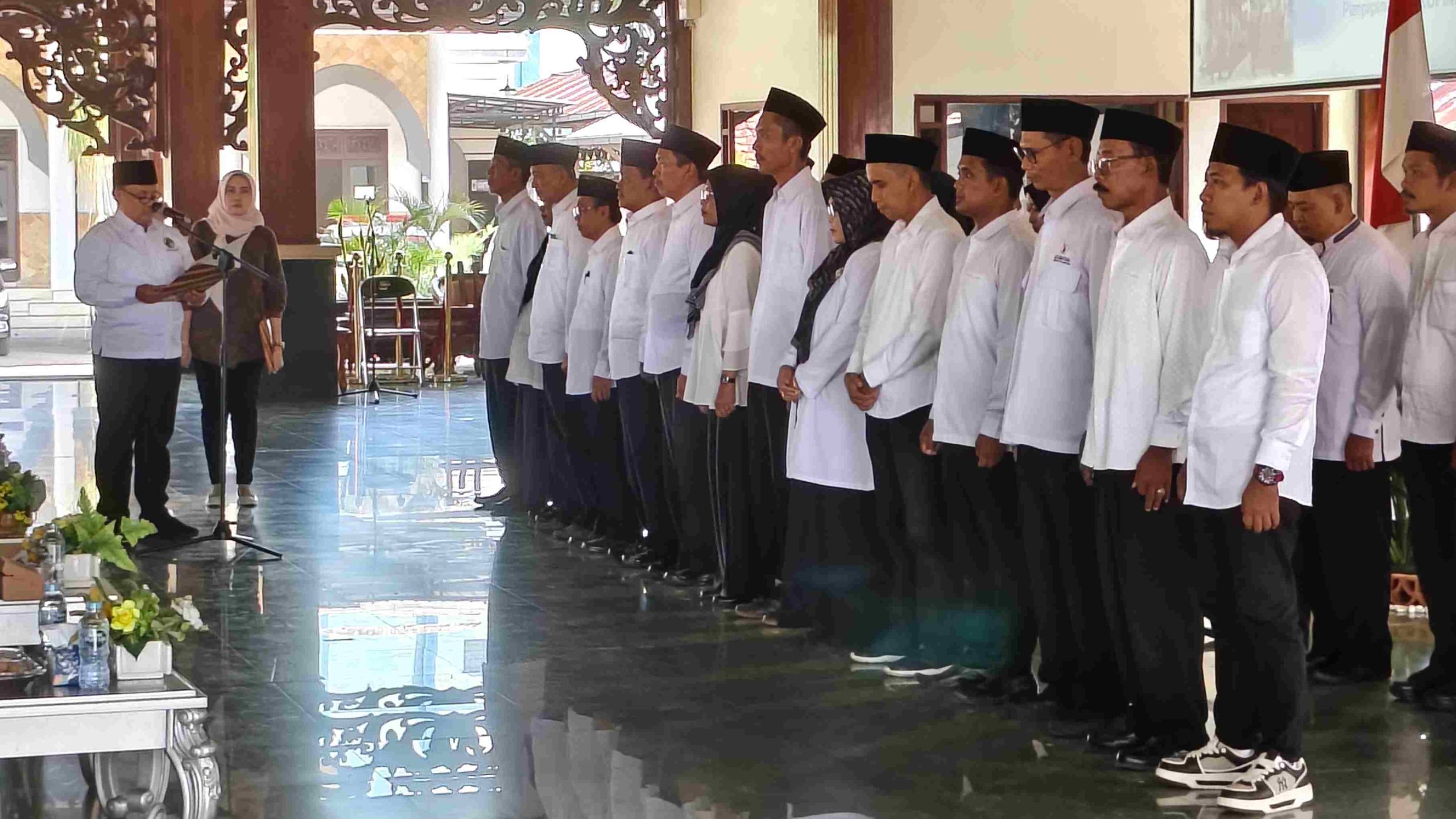 Pengurus Dekopinda Pamekasan berdiri berjajar saat prosesi pelantikan dan pembacaan sumpah jabatan di Pendopo Ronggosukowati.