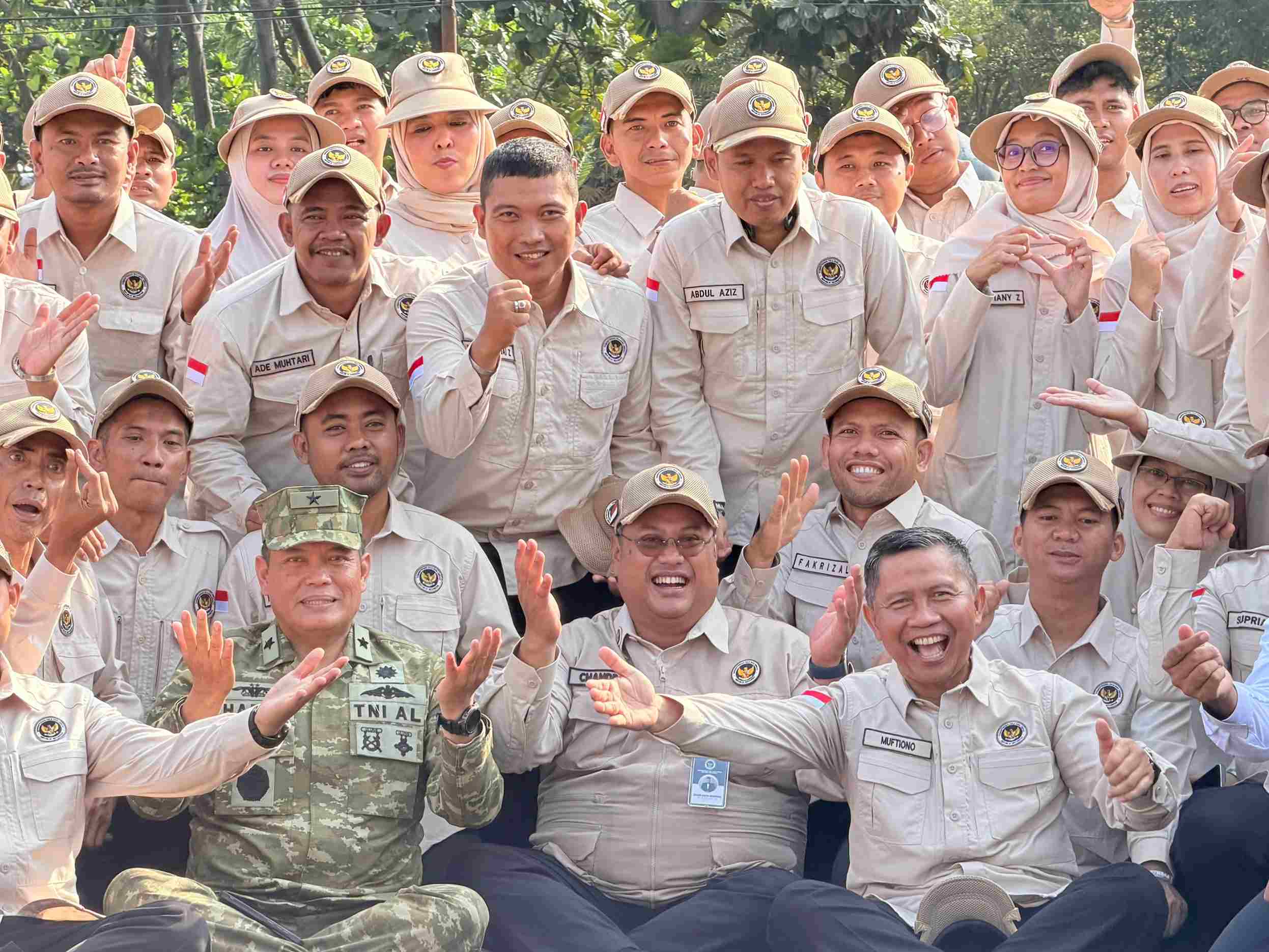 Ratusan Petugas Penyelenggara Ibadah Haji berfoto bersama usai pelepasan petugas haji Indonesia menuju Arab Saudi.