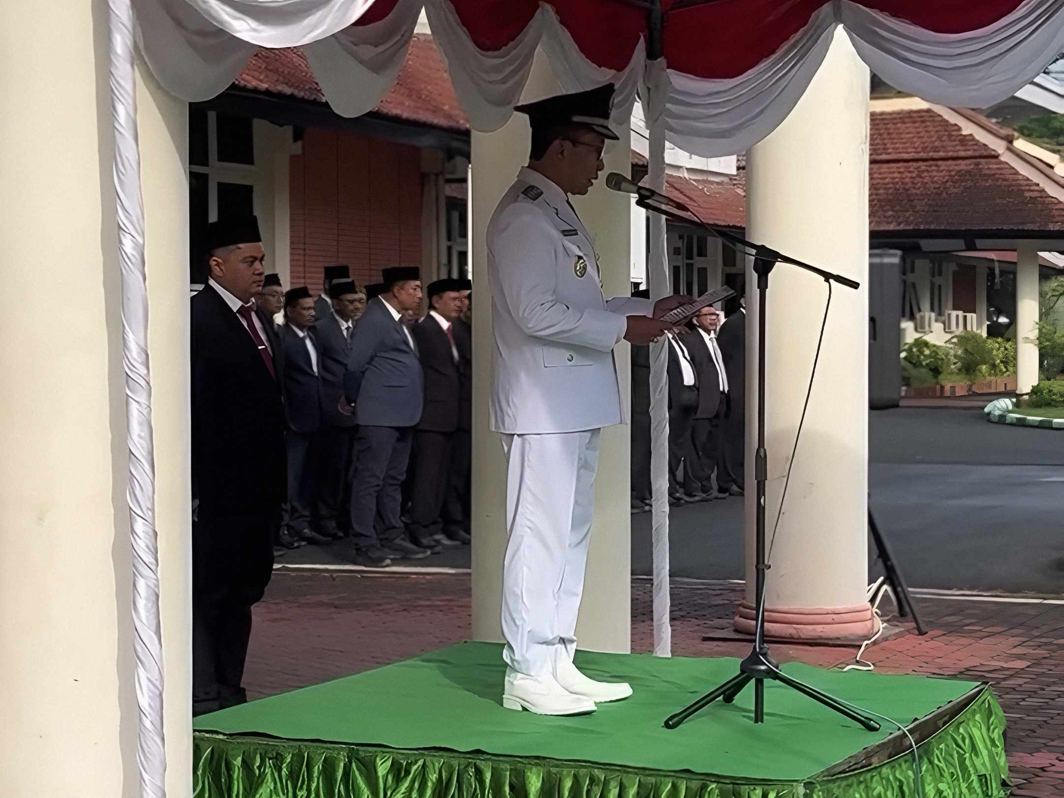 Bupati Pamekasan K.H. Kholilurrohman menjadi inspektur upacara saat Peringatan Hari Otonomi Daerah ke-XXX Tahun 2026 di halaman Kantor Bupati Pamekasan.