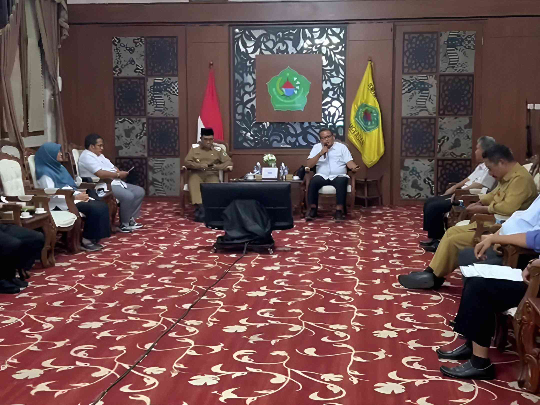 Bupati Pamekasan Kholilurrahman memimpin pertemuan bersama BPJS Ketenagakerjaan Cabang Madura dan jajaran pemerintah daerah di Pendopo Ronggosukowati membahas strategi peningkatan kepesertaan pekerja.