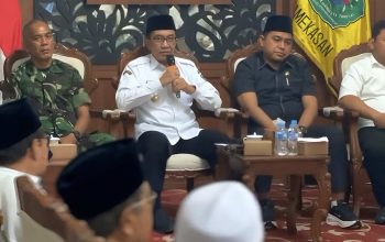 Bupati Pamekasan Kholilurrahman menyampaikan arahan dalam rapat bersama Forkopimda, Bea Cukai, dan pengusaha tembakau terkait pembahasan cukai SKM Golongan III di Pringgitan Dalam Pendopo Ronggosukowati.