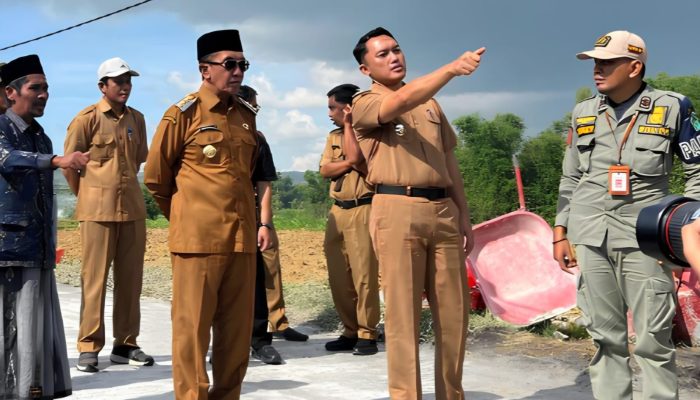 Tinjau Jalan Swadaya di Waru, Bupati Pamekasan Apresiasi Gotong Royong Warga di Tengah Keterbatasan Anggaran