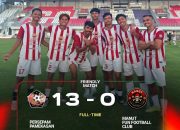 Pemain Persepam Pamekasan berpose di stadion setelah menang 13-0 melawan Manut Fun Football Club dalam laga uji coba.