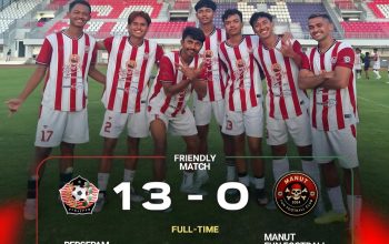 Pemain Persepam Pamekasan berpose di stadion setelah menang 13-0 melawan Manut Fun Football Club dalam laga uji coba.