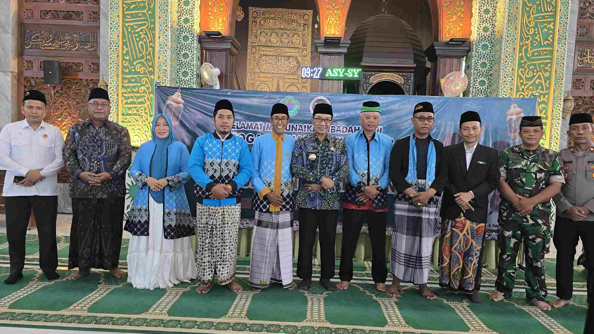 Bupati Pamekasan Kholilurrahman berfoto bersama pejabat dan panitia haji di dalam Masjid Agung Asy-Syuhada Pamekasan