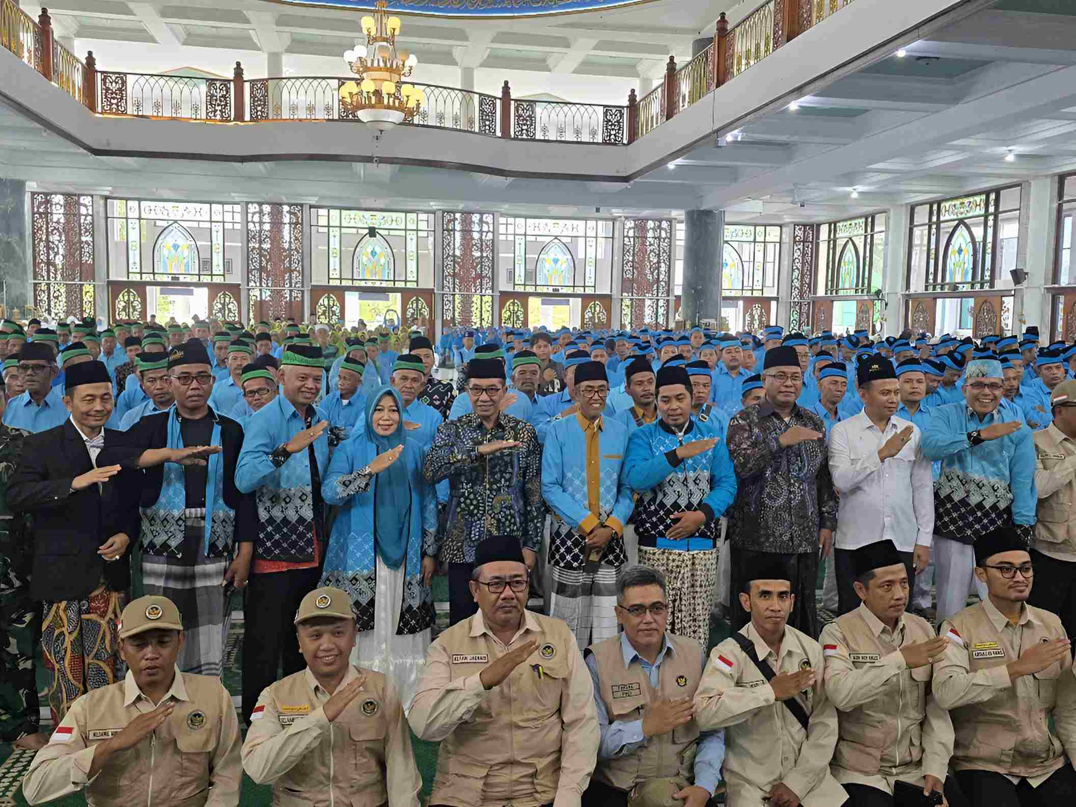 Bupati Pamekasan Kholilurrahman bersama pejabat dan calon jemaah haji berpose saat pembekalan di Masjid Agung Asy-Syuhada Pamekasan