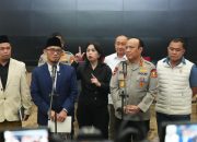 Pejabat pemerintah dan kepolisian Indonesia memberikan pernyataan pers terkait penanganan haji ilegal dengan penerjemah bahasa isyarat di tengah.