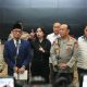 Pejabat pemerintah dan kepolisian Indonesia memberikan pernyataan pers terkait penanganan haji ilegal dengan penerjemah bahasa isyarat di tengah.