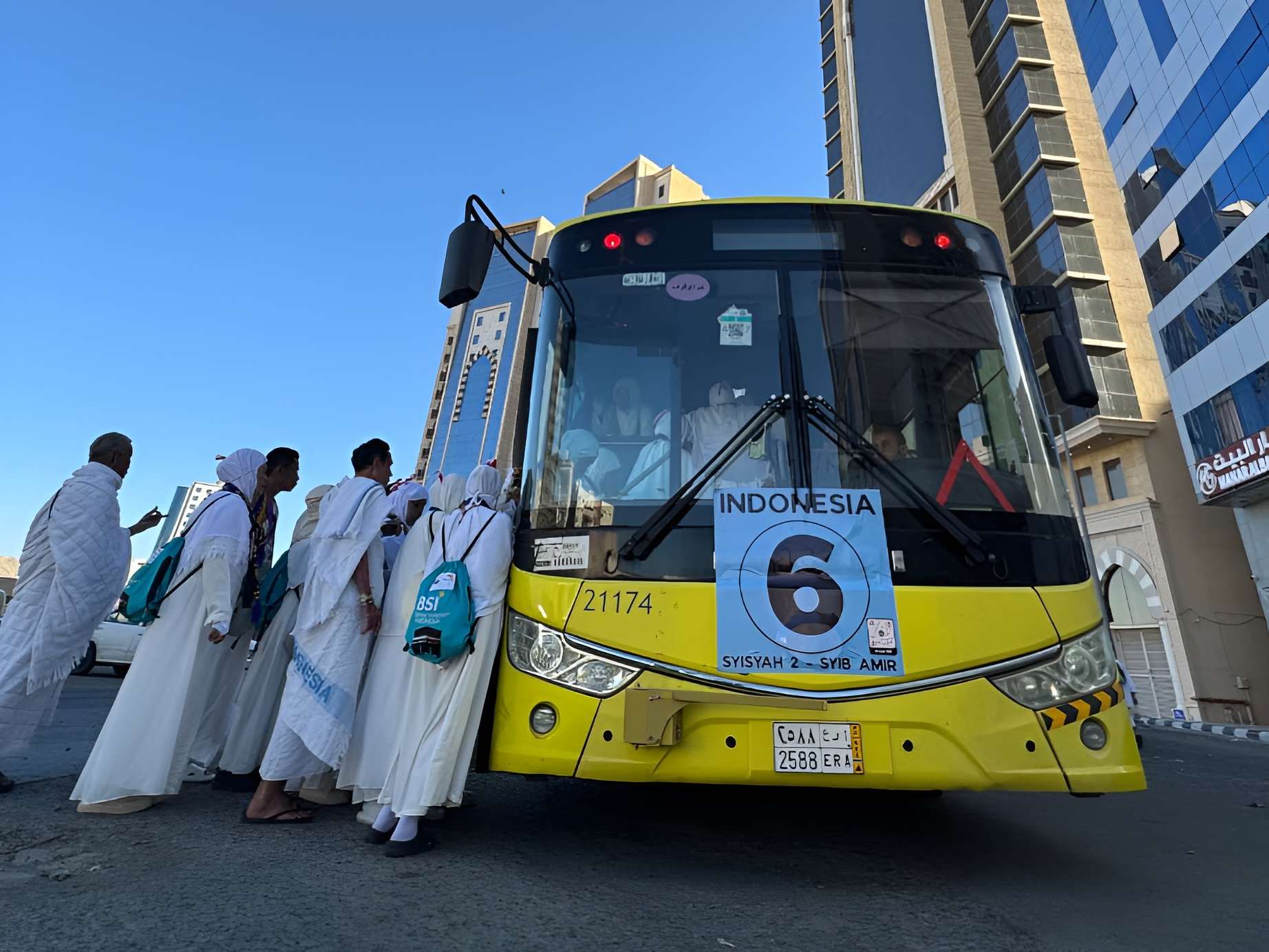 Jemaah haji Indonesia naik Bus Sholawat di Makkah.