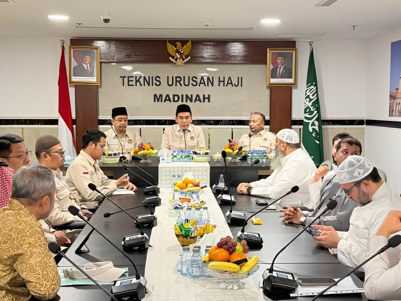 Jaenal Effendi memimpin rapat evaluasi layanan konsumsi jemaah haji Indonesia bersama PPIH Arab Saudi di Madinah, Kamis 7 Mei 2026.