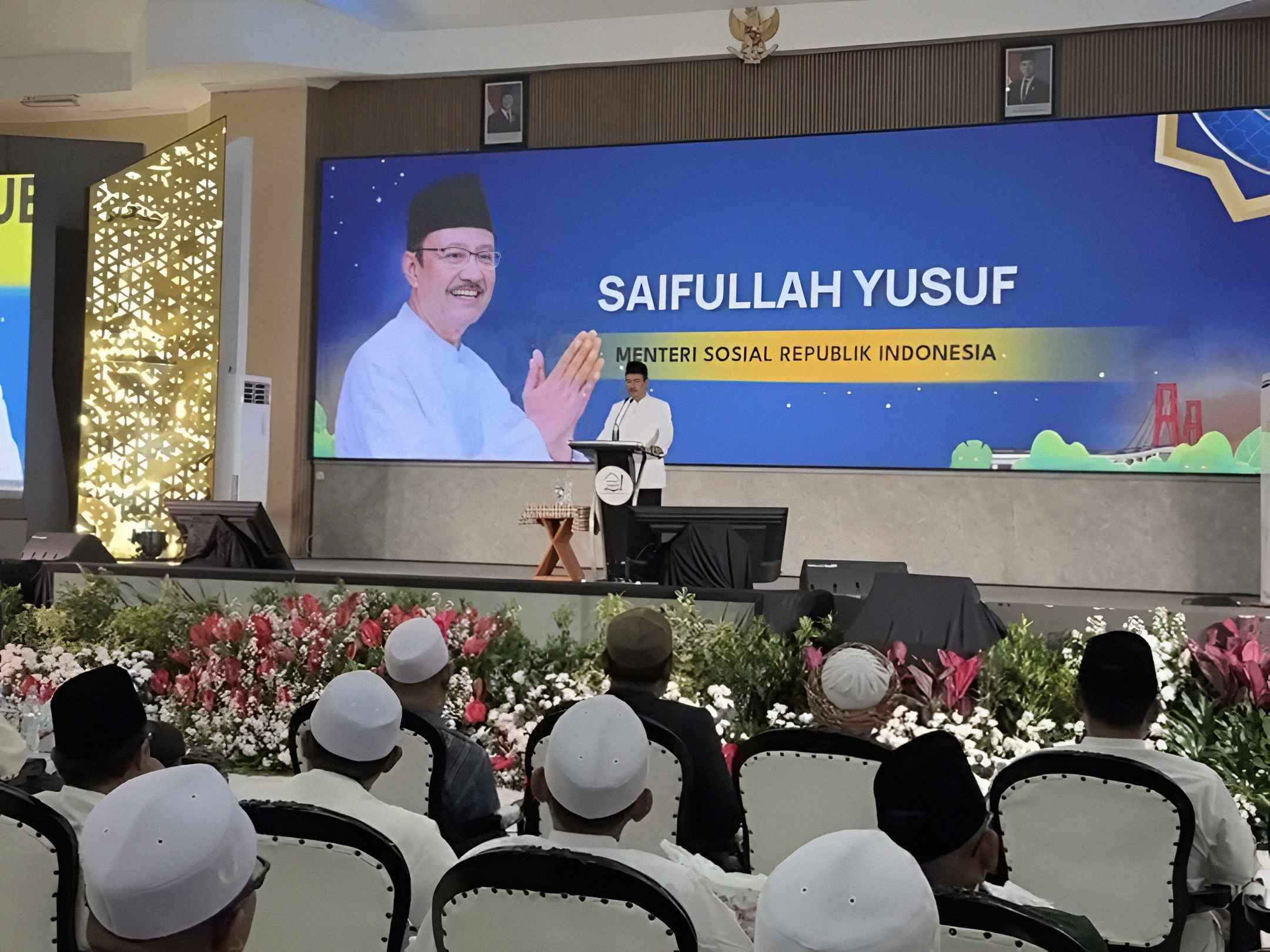 Menteri Sosial RI Saifullah Yusuf memberikan sambutan di hadapan tokoh agama dan peserta kegiatan di auditorium UIN Madura, Pamekasan.