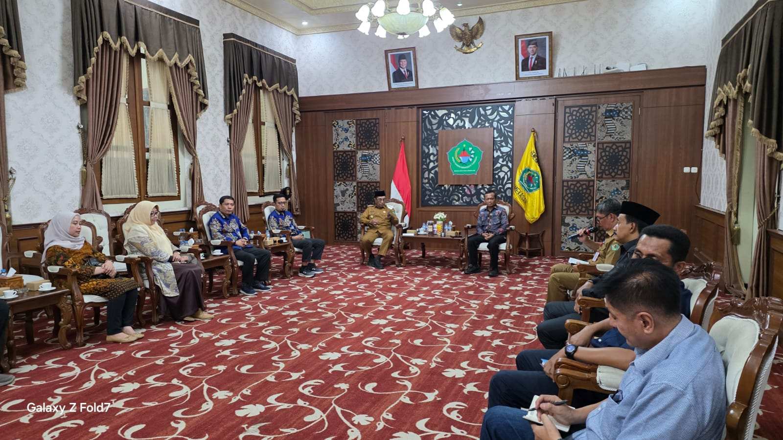 Bupati Pamekasan KH Kholilurrahman berdialog bersama jajaran Universitas Trunojoyo Madura dalam audiensi rencana pendirian Fakultas Kedokteran di Pendopo Ronggosukowati.